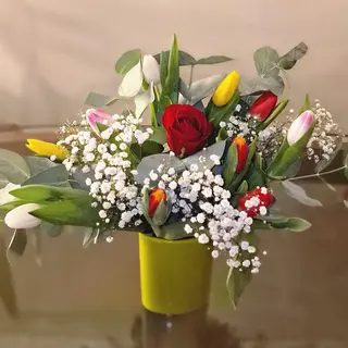 Rosa rossa e tulipani