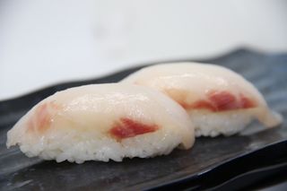 003 Nigiri branzino - 2 pezzi