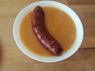 Čorbast pasulj sa kobasicom