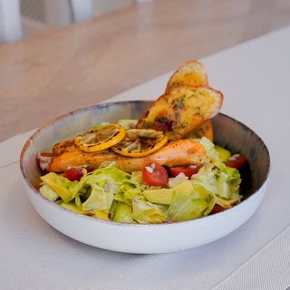 Sałatka z pieczonym łososiem 