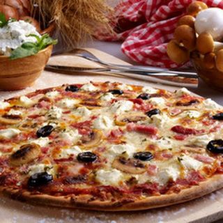 Пица с шунка, кашкавал, маслини и сметана (1200г)