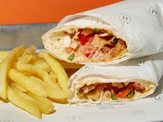 Класична шаурма з куркою та свіжими овочами 380/60г