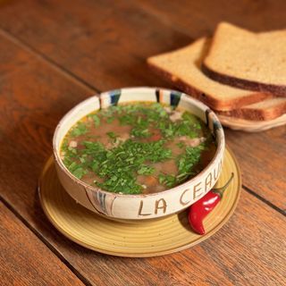 Ciorbă de perișoare, pâine secuiască și ardei iute