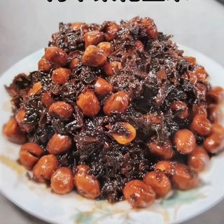 Arachidi saltati con cavoli cinesi（梅菜花生米）