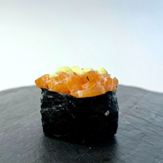 Гункан з лососем (40г/1шт)