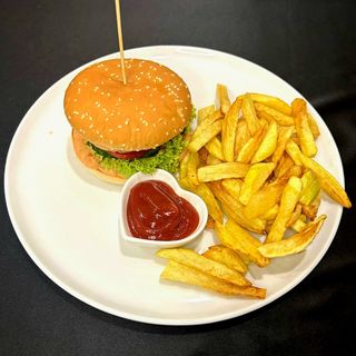 Бургер з котлетою зі свинини або курки (500г)