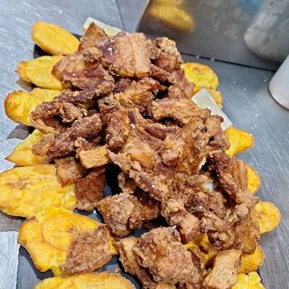 Chicharrón Con Patacones. ( 1 pers)