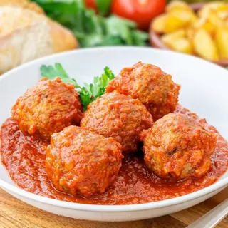 Albóndigas en salsa con patatas (5 uds.)