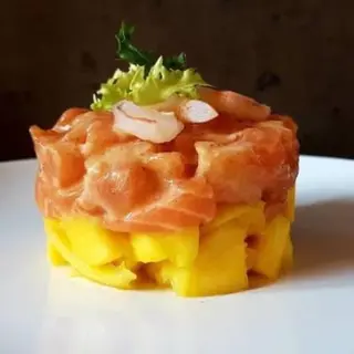 22. Tartar de salmón y mango