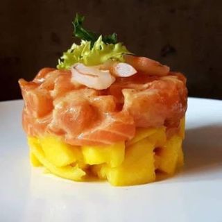 22. Tartar de salmón y mango