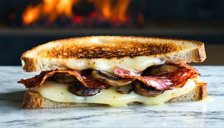 Tost z serem, salami i pieczarkami