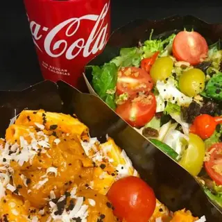 Menú 4: Ensalada Salutteria + Pasta artesana con Albóndigas + bebida.