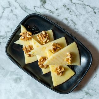 QUESO MANCHEGO CON NUECES Y MIEL