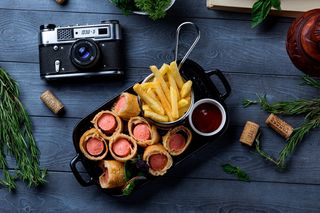 Сосиски в тесте с картофелем фри