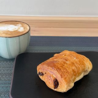 Menú desayuno de napolitana de chocolate + bebida o café