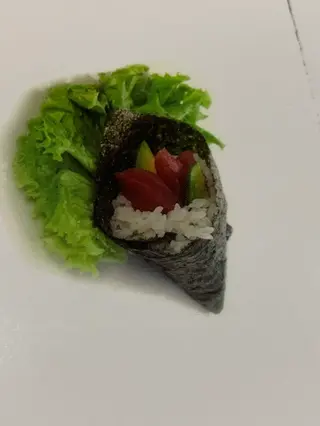 121.Maguro temaki - 1 pezzo