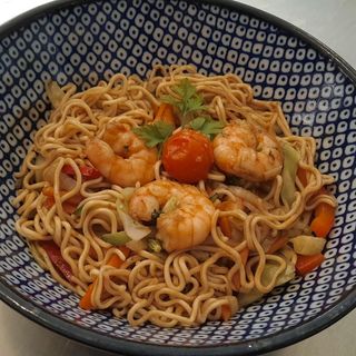 34. Yakissoba Massa frita de camarão