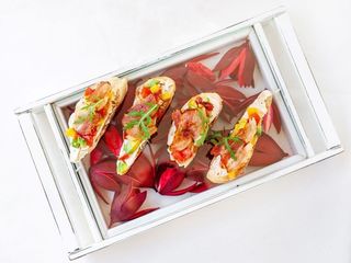 Брускета з авокадо,манго,томатами та хру