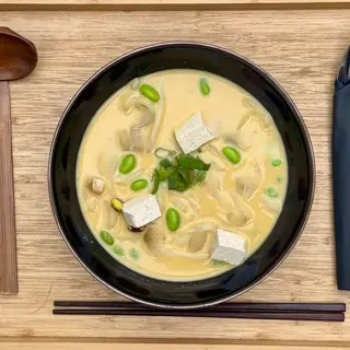 Fideo udon con miso, tofu y sésamo estilo Tantan VEGANO 坦々うどん