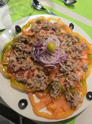 Ensalada De Tomate Rosa Atún