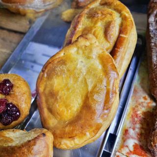 Rustico di pasta sfoglia con ricotta  salame (porzione Di 100g )