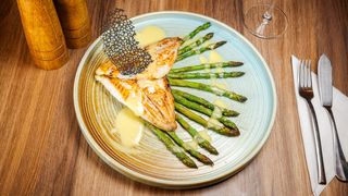 File de doradă cu sparanghel și sos Butter Lemon