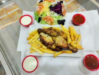 1/2 Pollo A L'Ast Con Patatas Y Ensalada Hawaiana