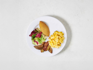 Сніданок київський з картоплею запеченою, скремблом та салатним міксом