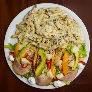 Half penne half salade