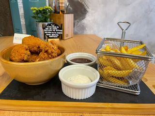 Aripioare de pui crocante cu petale de cartofi prajiti