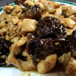 Pollo con orejas negras  