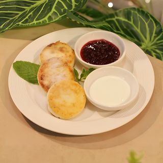 Сырники со сметаной и джемом