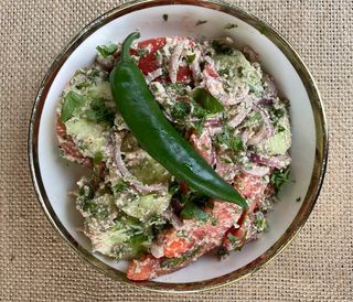 კიტრი-პომიდვრის სალათი ნიგვზით