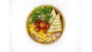 Jajecznica z szynką, sałatką, chleb