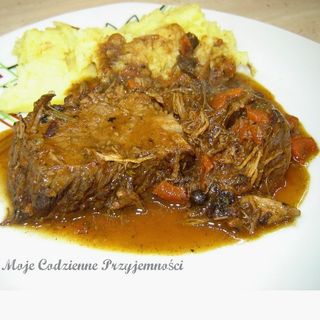 Sztuka mięsa w sosie,ziemniaki,surówka