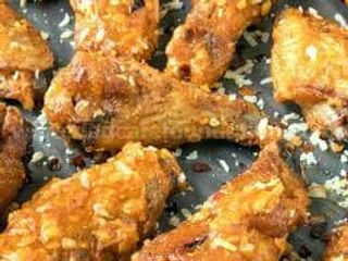 Aripioare cu parmigiano si usturoi, cartofi prajiti, sos inclus