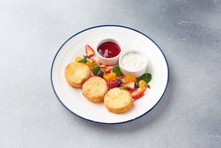 Сирники з кокосовим кремом і ягодами (280г)