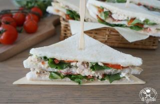 Tramezzino con Tonno, Pomodoro, Maionese e Lattuga o songino o radicchio.