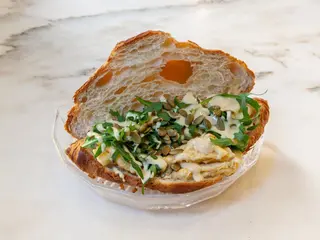Croissant De Huevos Rotos 