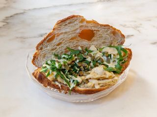 Croissant De Huevos Rotos 