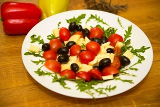 Salată cu rucola și mozzarella