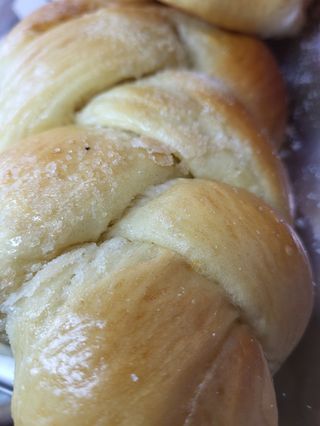 Treccia zuccherata farcita con crema M & M's