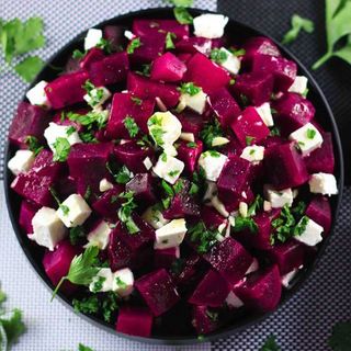 салат из свеклы с яблоками и сыром фета