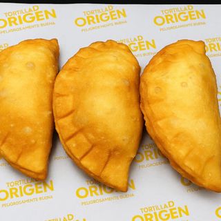 Caja de 3 Empanadillas de Corral: Tortilla y Pollo Asado deshilado