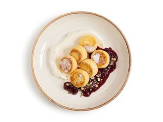 Сирники з пряною вишнею та йогуртом (250g)