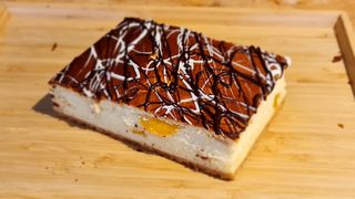 Sernik z brzoskwinią