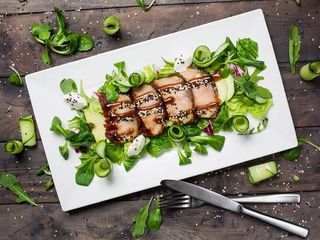 Салат с угрем и авокадо