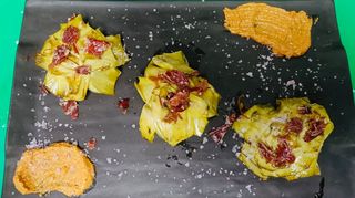 Alcachofas confitadas con ibérico y romesco