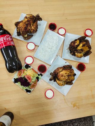 2 Pollo A L'Ast Entero Con Arroz Y Coca-Cola Sabor Original botella 2L.