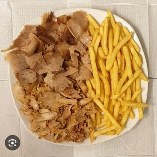 PLATO KEBAB PAPAS I CARNE CON BEBIDA 